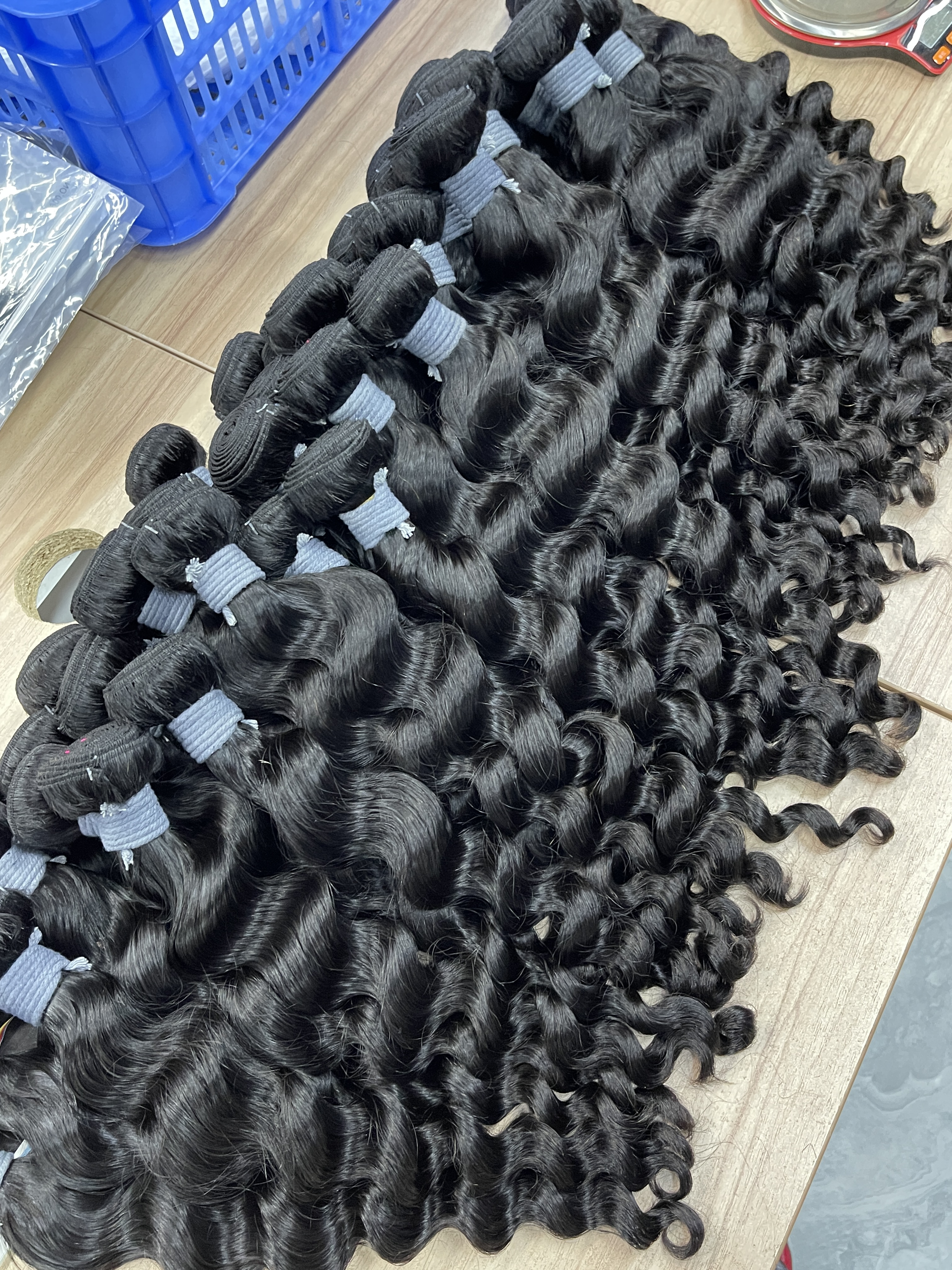 Paquets brésiliens de cheveux crus avec des paquets lâches de vague de fermeture 4x4