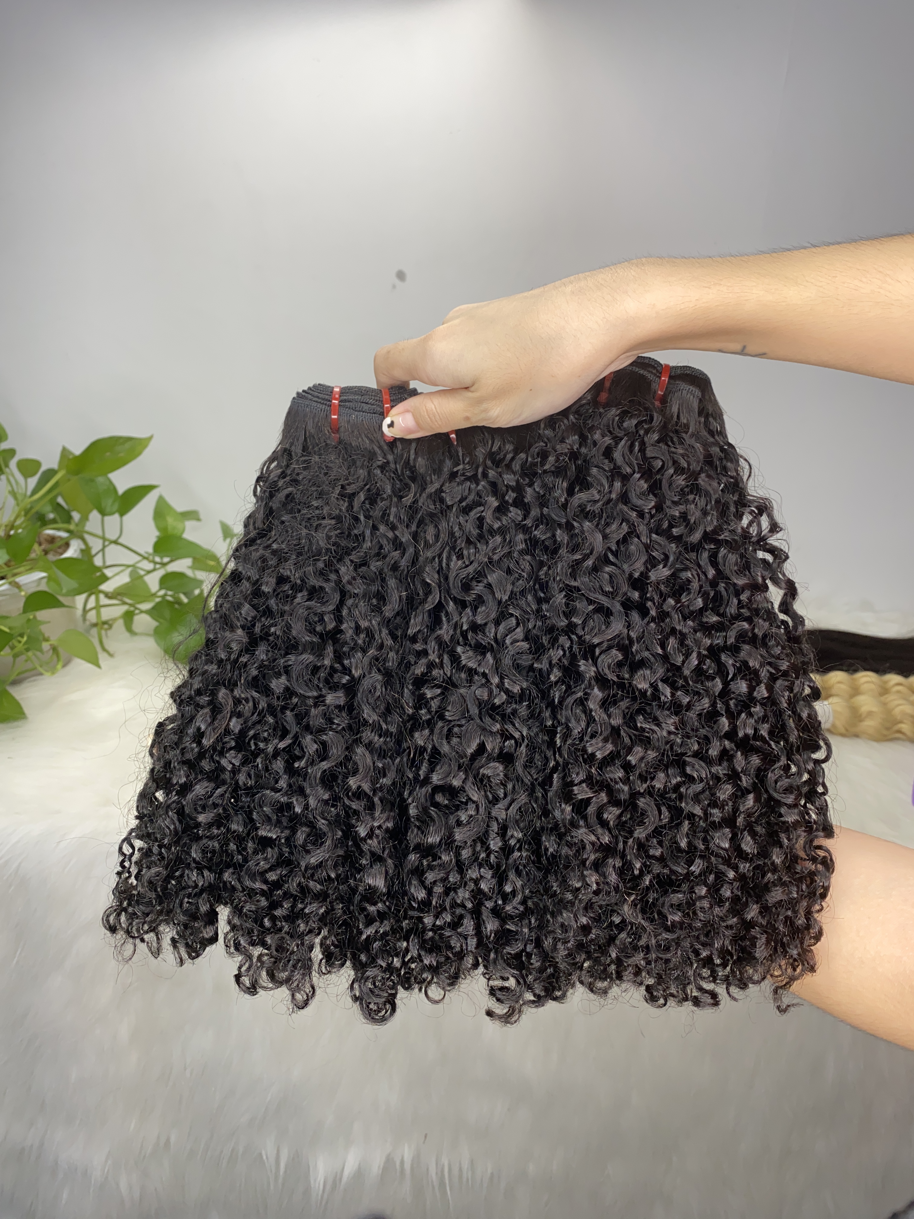 100% bundles de cheveux humains Super double dessin au givre vietnamien Pixie à cheveux bouclés Prix en gros bon marché