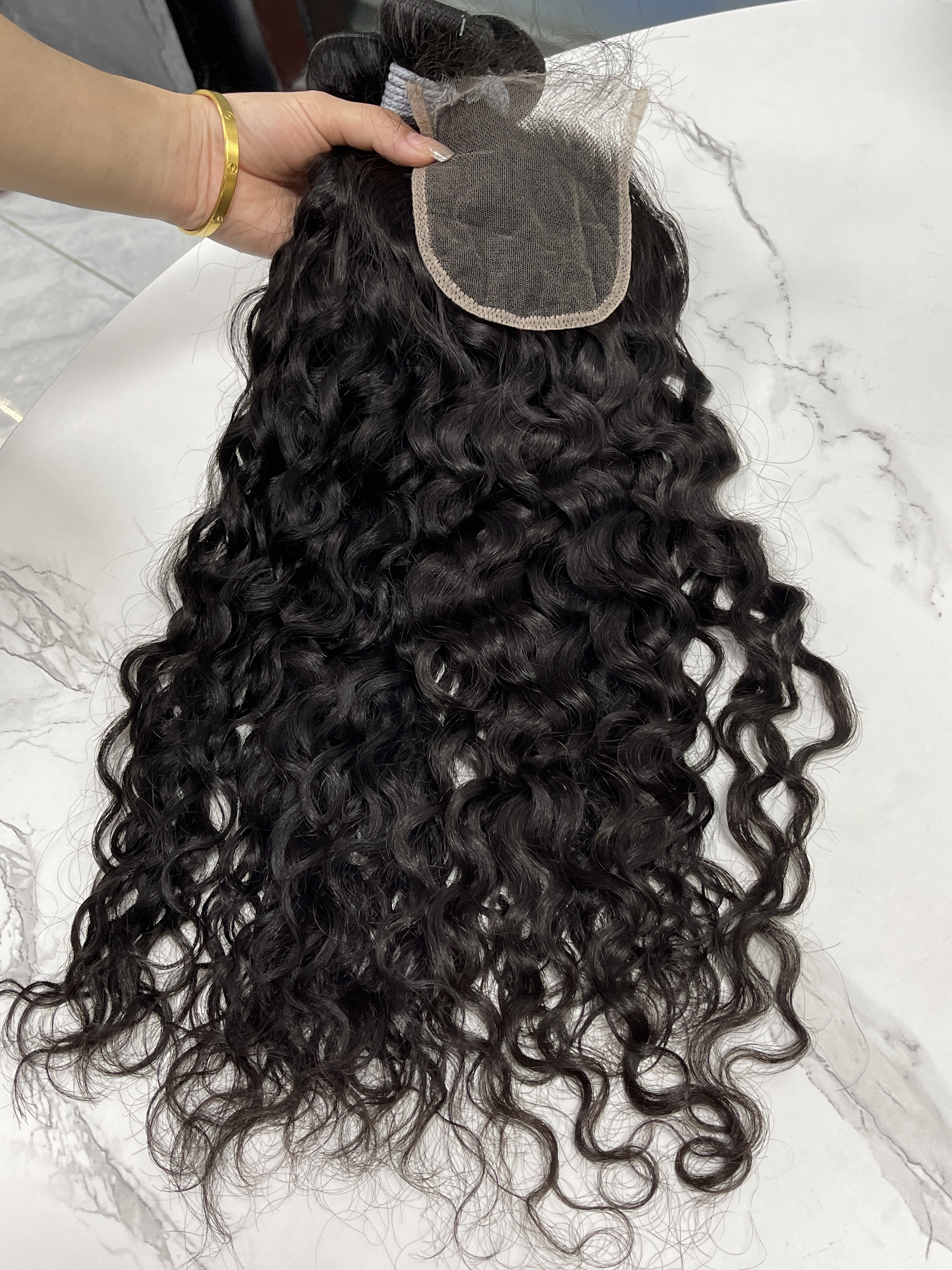 Fermeture de dentelle de vague d'eau non transformée avec des paquets de couleur noire naturelle de cheveux humains