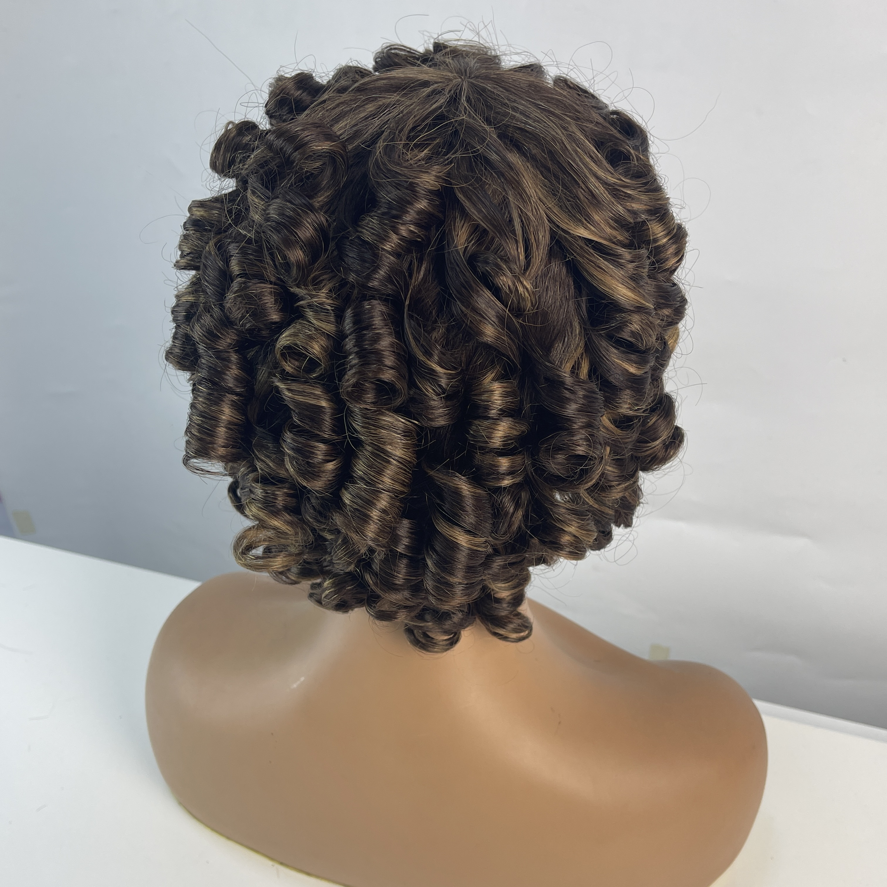 Perruque courte courte pour femmes noires avec une frange rebondissante moelleuse moelleuse coiffée cheveux humains 2 ton