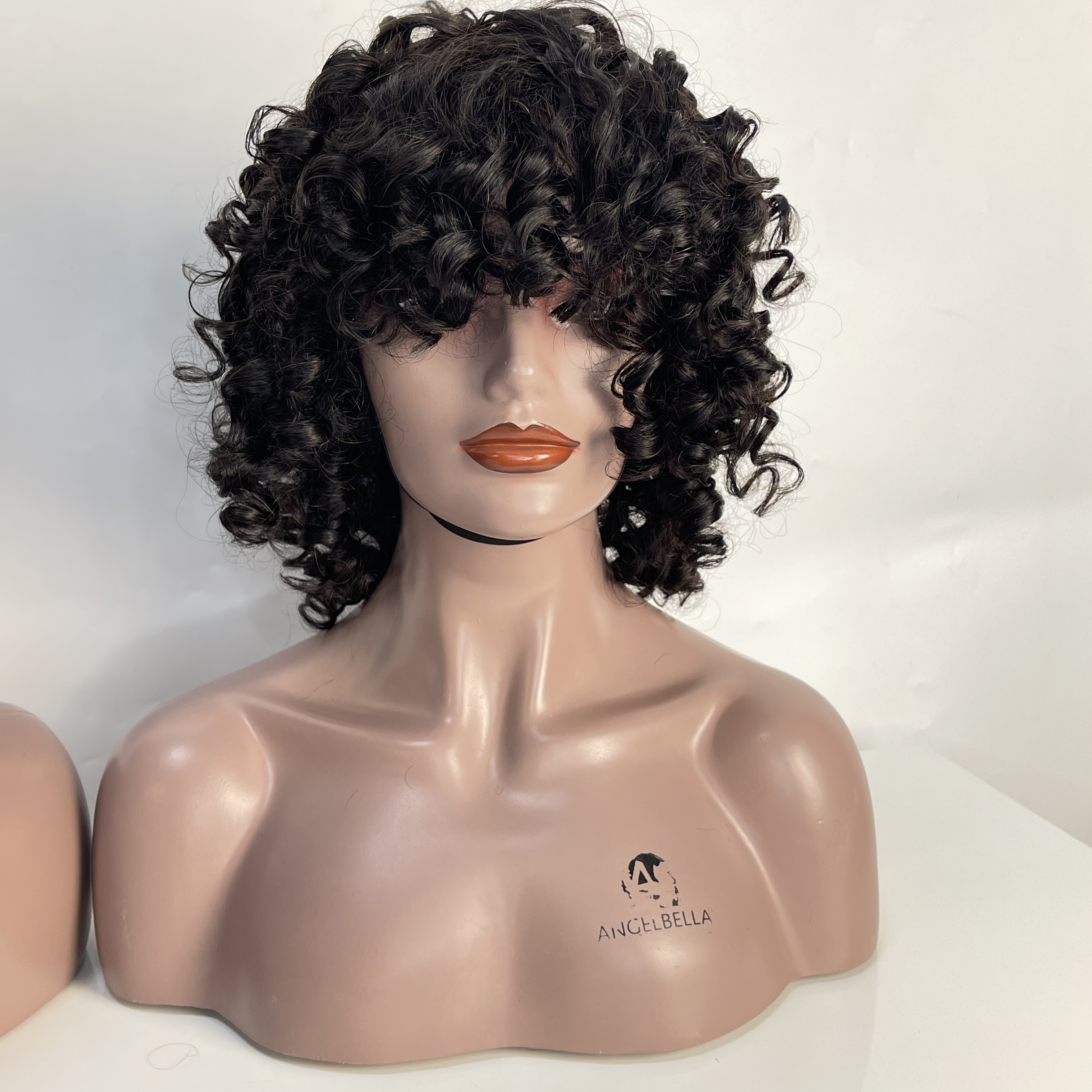 Braves courtes afro bouclées avec une frange pour les femmes perruque de cheveux bouclés coquins