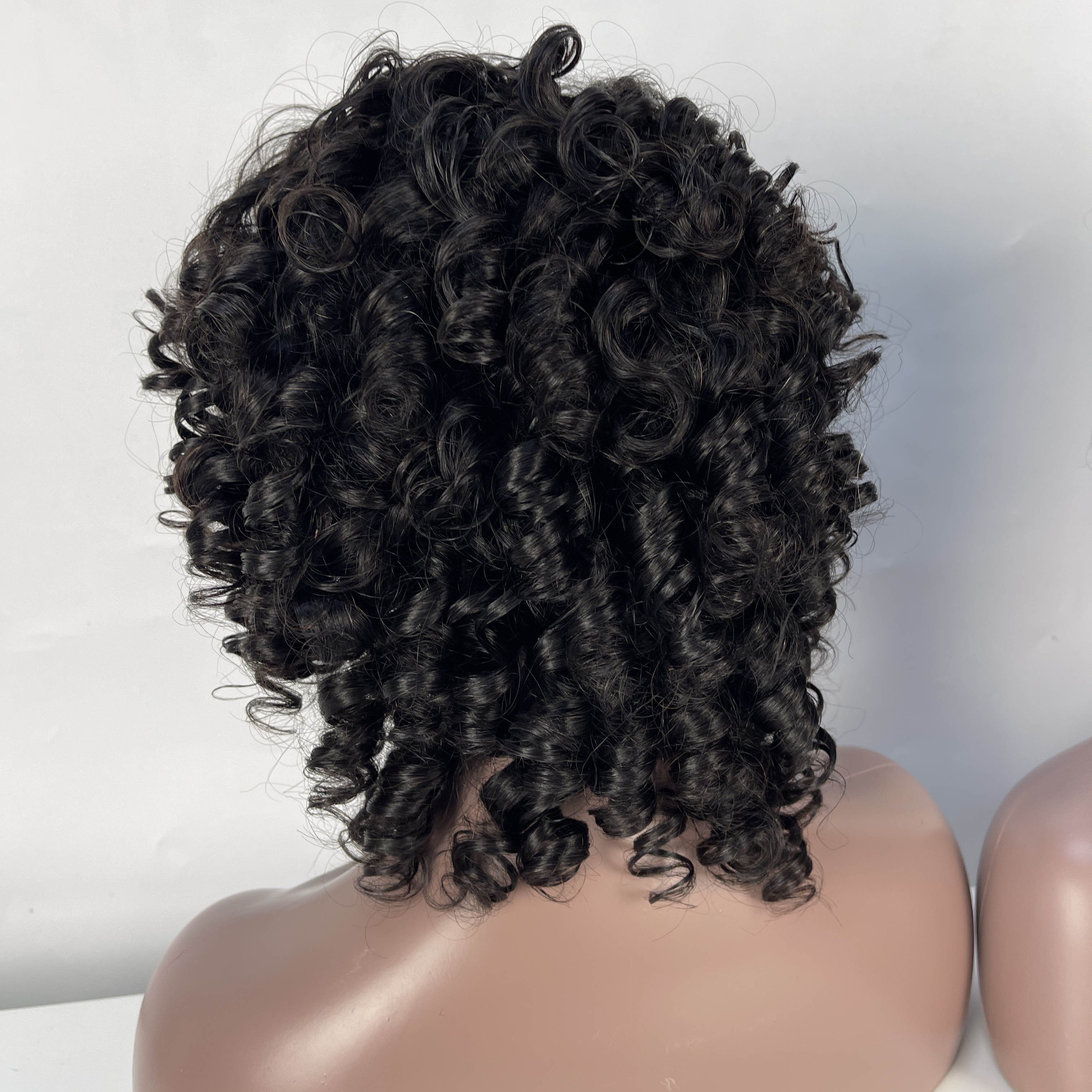 Braves courtes afro bouclées avec une frange pour les femmes perruque de cheveux bouclés coquins